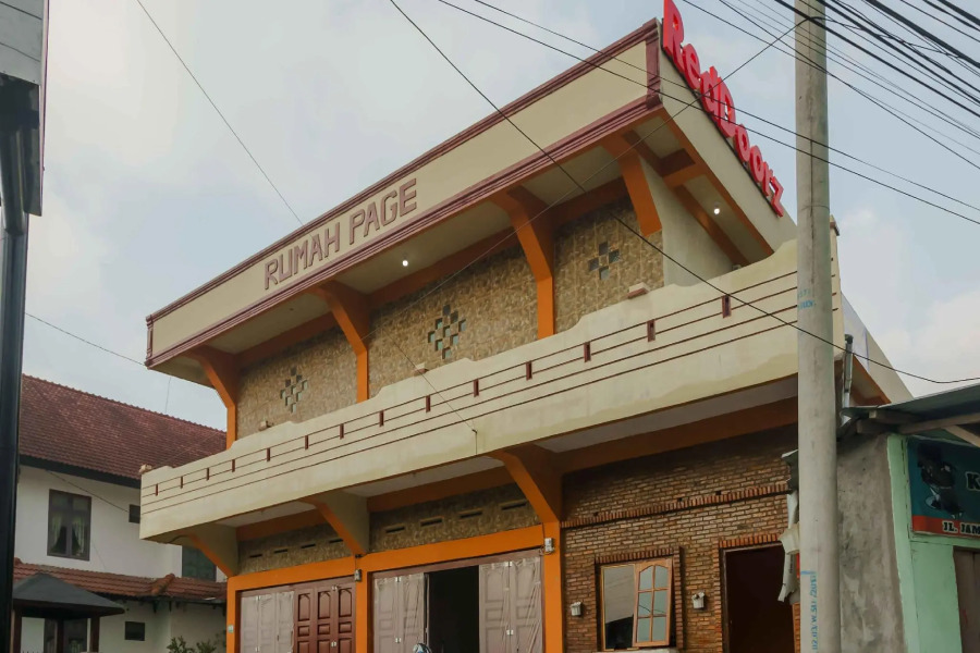 RedDoorz near Bukit Kubu Berastagi