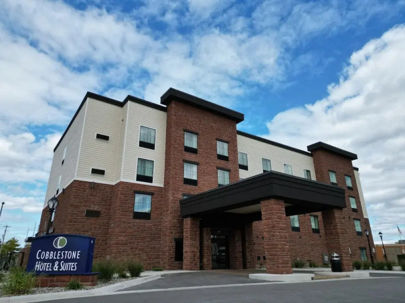 Cobblestone Hotel & Suites - Waukesha