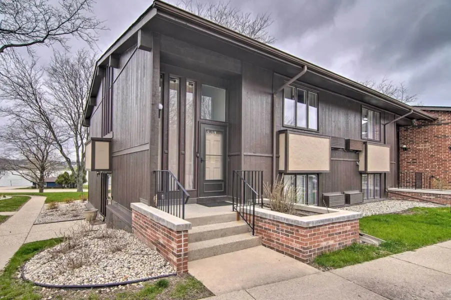 Cozy Lake Geneva Retreat With Year-round Views!