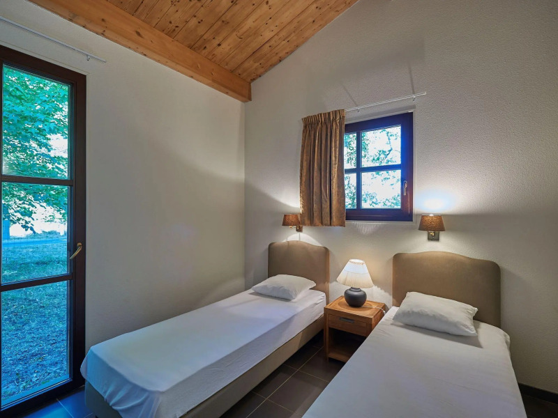 Luxurious ground-floor villa on castle estate with fireplace