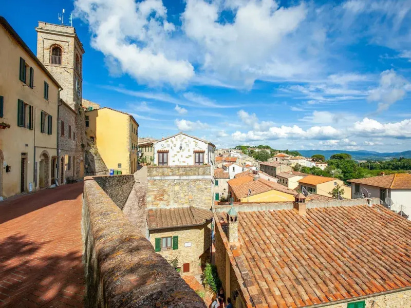 Farmhouse in Montescudaio with Shared Pool near Sea & Park