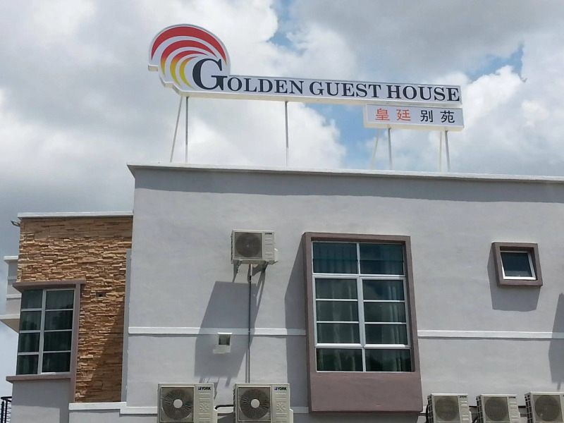 Super OYO 89930 Golden Guest House