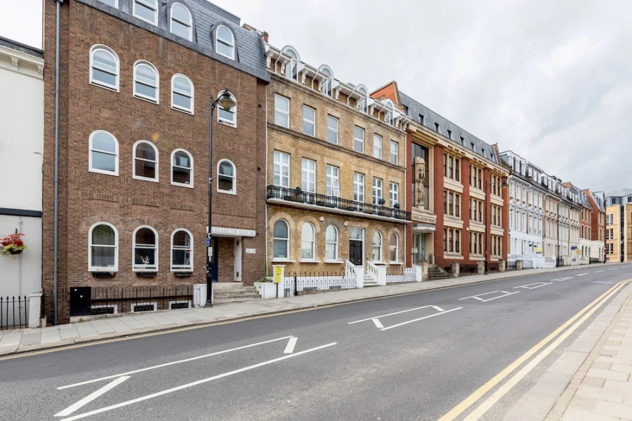 Large Windsor Apartment Free Parking Single or King Beds