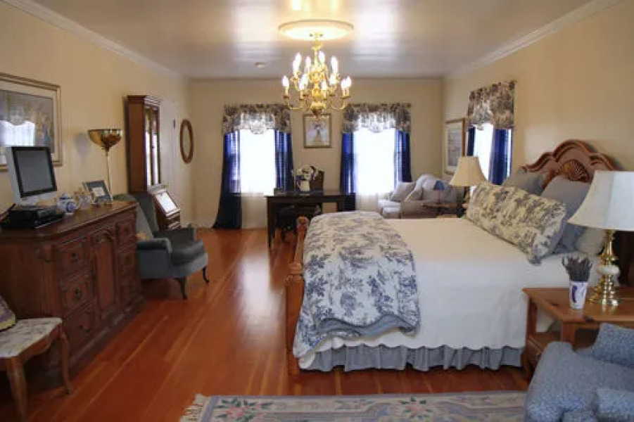 R. R. Thompson House Bed & Breakfast