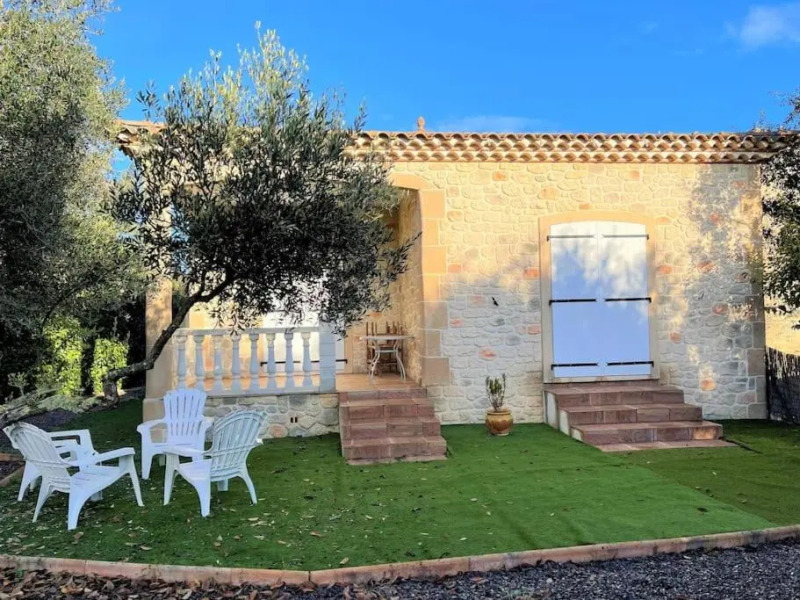 Captivating 2-Bed, 1 bath Cottage, Private Garden & Shared Pool in Sauve