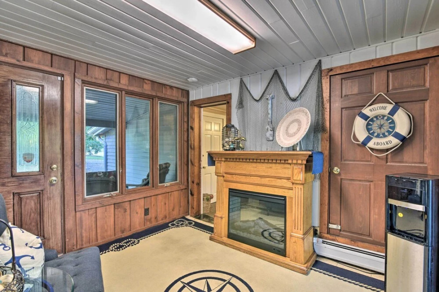 Cozy Lakefront Lapeer House w/ 2 Paddle Boats!