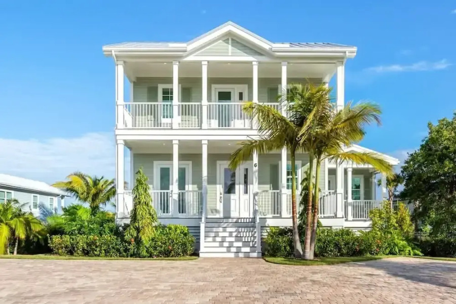 Mirador House by Brightwild Pool Dock