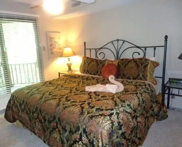 Forest view two bedroom, two bath condo on Lake Ouachita, steps away from pool and spa. by RedAwning