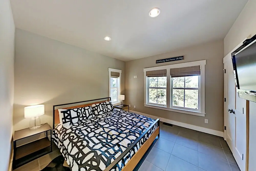 New Listing! Riverfront Dream - Walk To Beach! 6 Bedroom Home