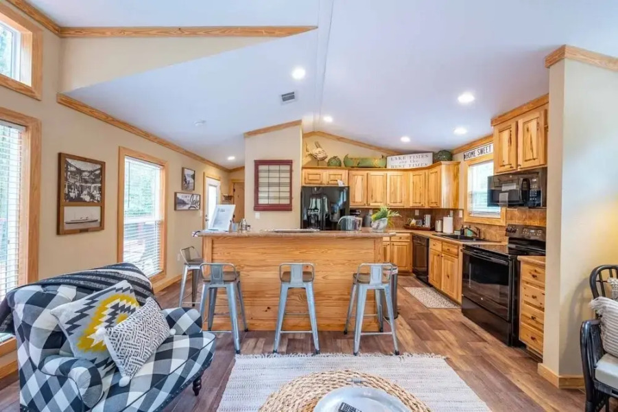 Fish Tales Stunning Cabin Includes Wifi, Hot Tub, and BBQ by Redawning