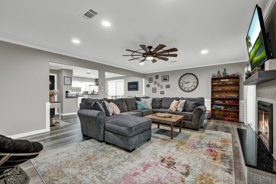 Charming Oasis Hot Tub & Fire Pit - 1mi to Dwntn