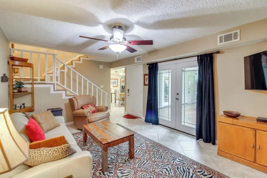 5 Mi to Pensacola Beach: Townhome w/ Yard!