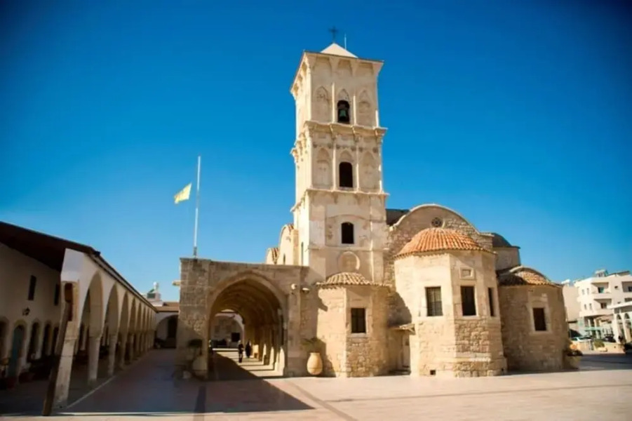 2 bed Apartment Overlooking Pool - Oroklini