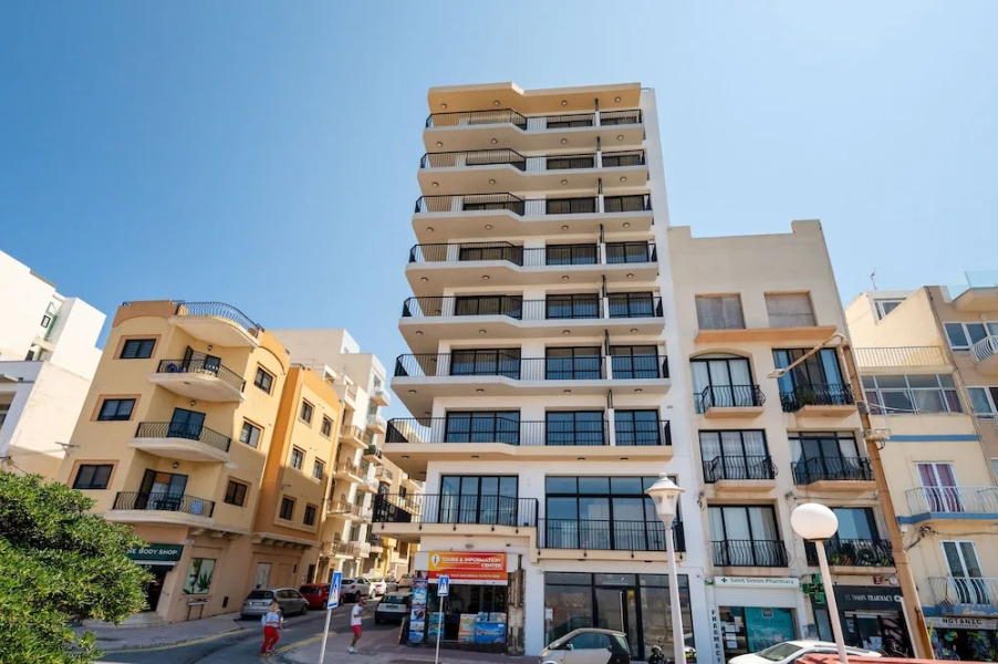 Islet Promenade Studio with Hot Tub and Panoramic Sea Views by GetawaysMalta