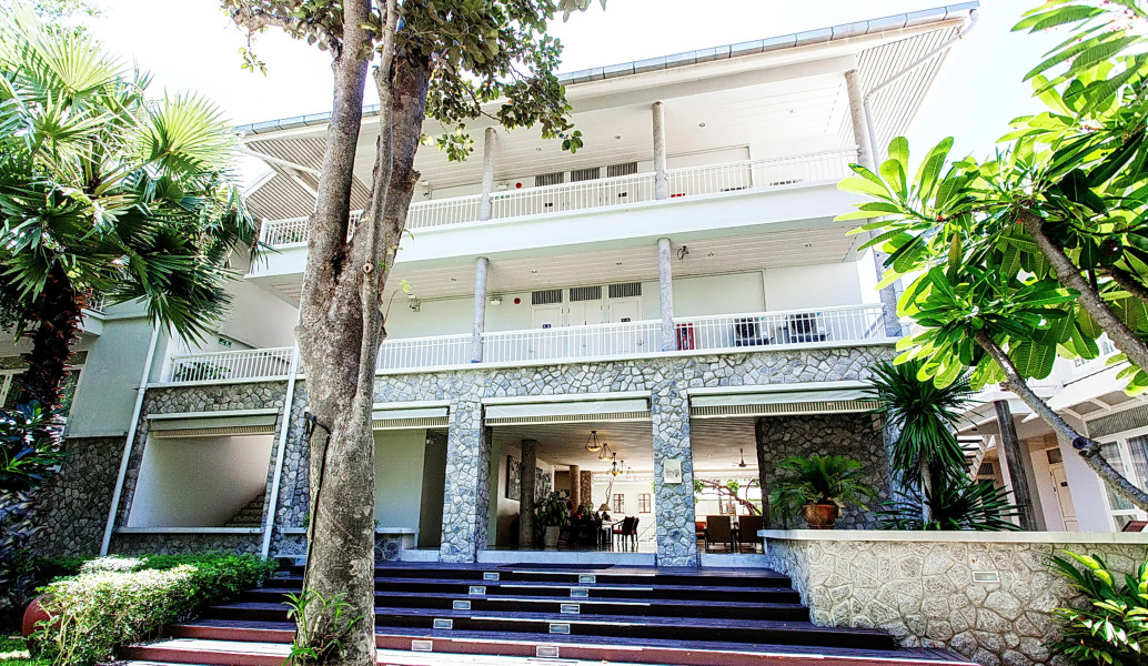 Baan Bayan Beachfront Hotel