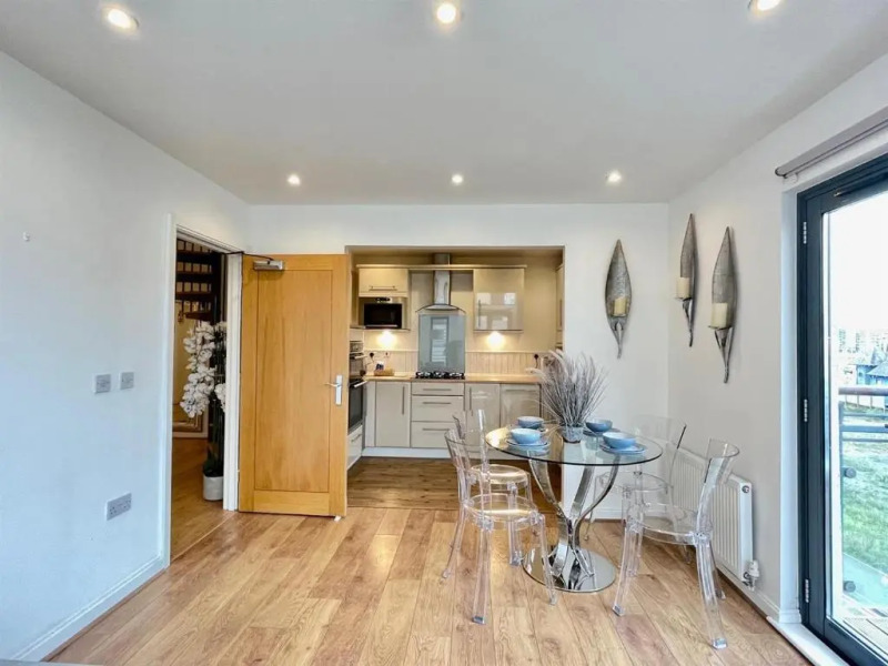 Penthouse Swansea Marina City Centre 100m from Beach