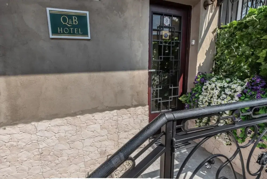 Отель Q&B