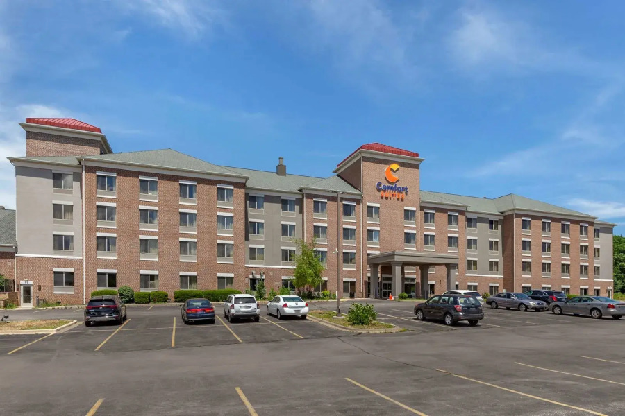 Holiday Inn Express & Suites Milwaukee Nw Park Place by IHG