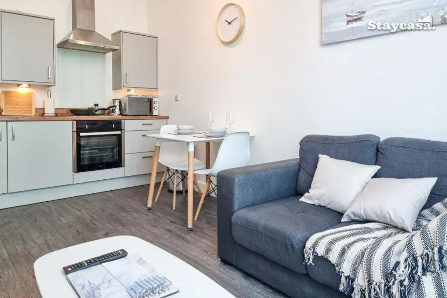 Spacious Central Apartment With Great Transports