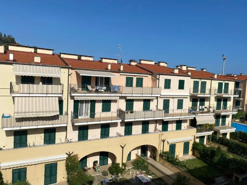 CALA DI SOLE bilocale con terrazzo e piscina condominiale Codice CITRA OO8031-LT-O847