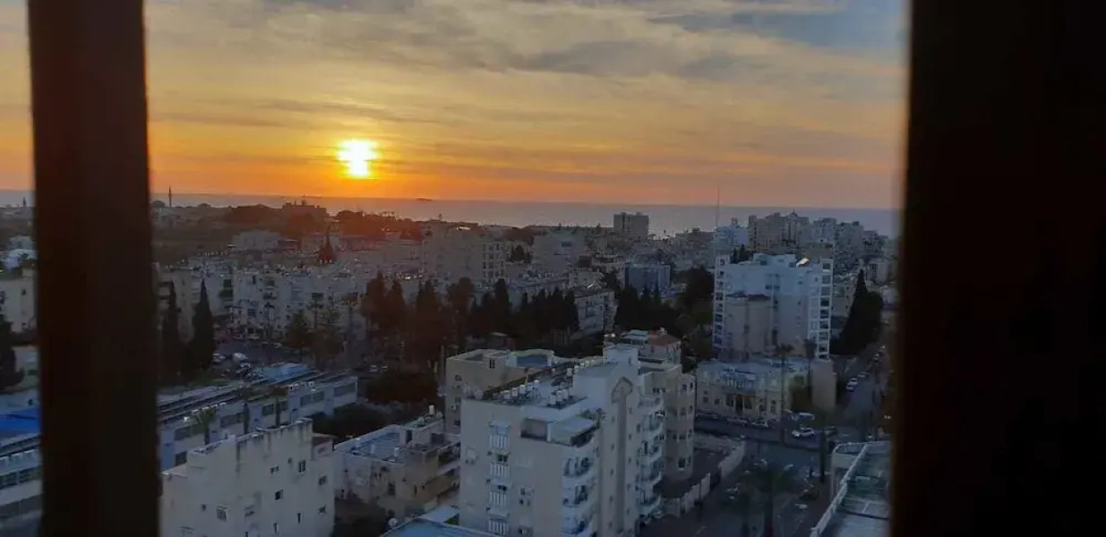 Roomy Apt. w Seaview Fireplace & Netflix