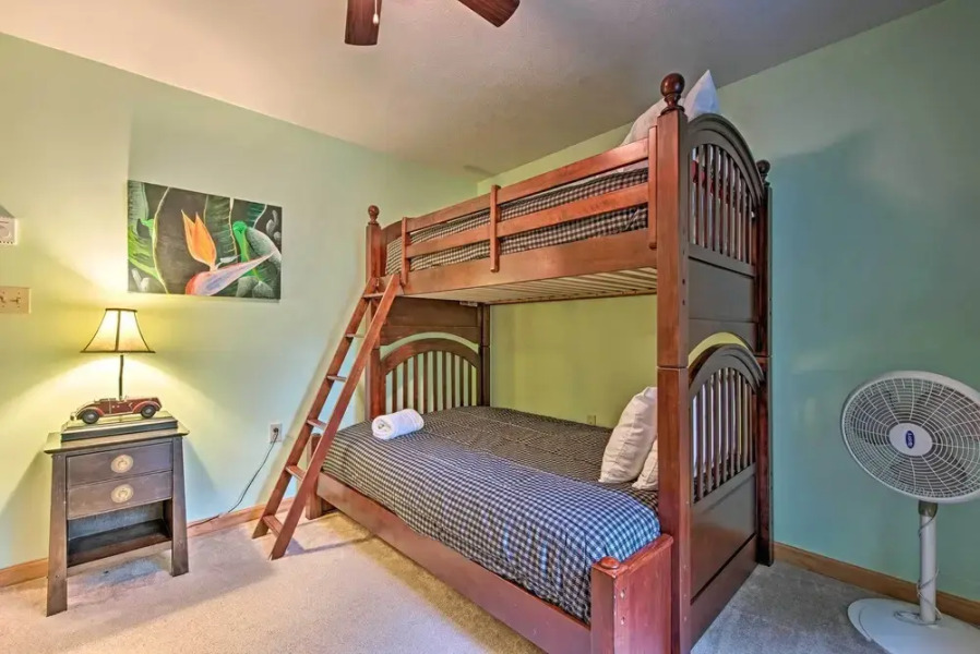 Lakeside Camelot Chalet: 3 Mi to Jack Frost Skiing