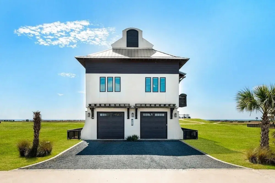Paradise By The Sea 4 Bedroom Home by RedAwning