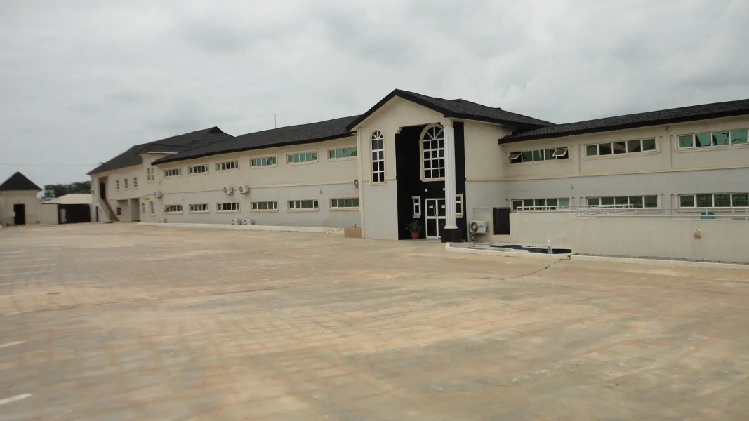 Moongate Hotel and Suites, Obantoko