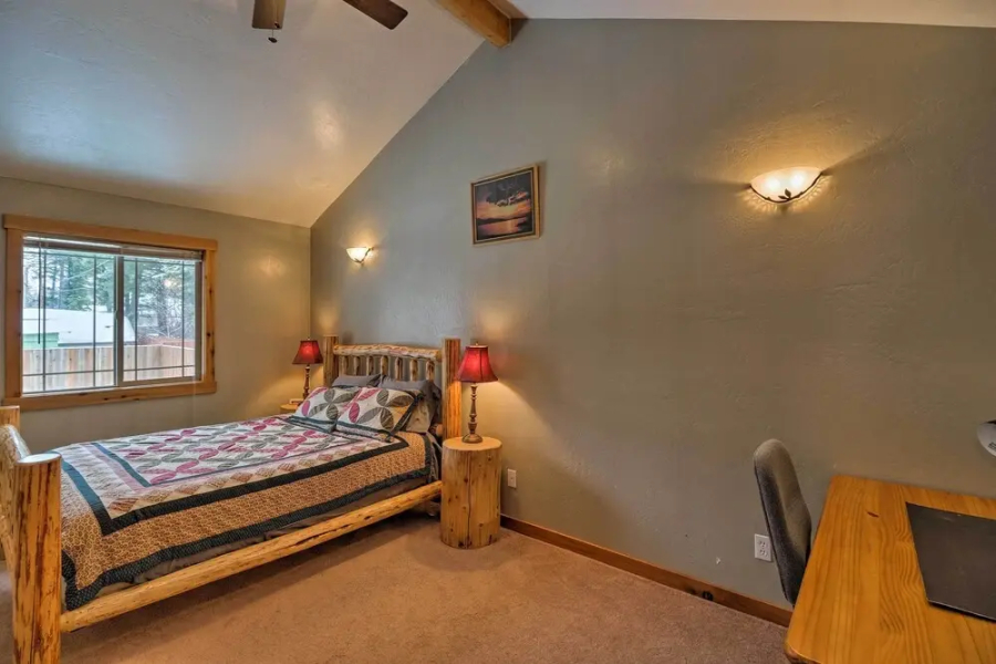 Hungry Horse Cabin: Deck, Fire Pit, Near Glacier!