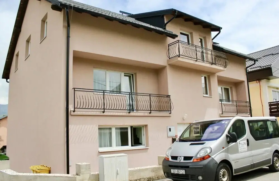 Falling Lakes Hostel