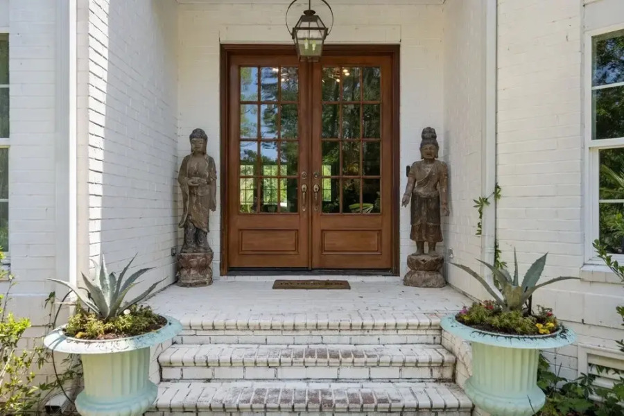 4 bedroom, 4.5 bath overlooking the pond, private pool! The White House 4 Home