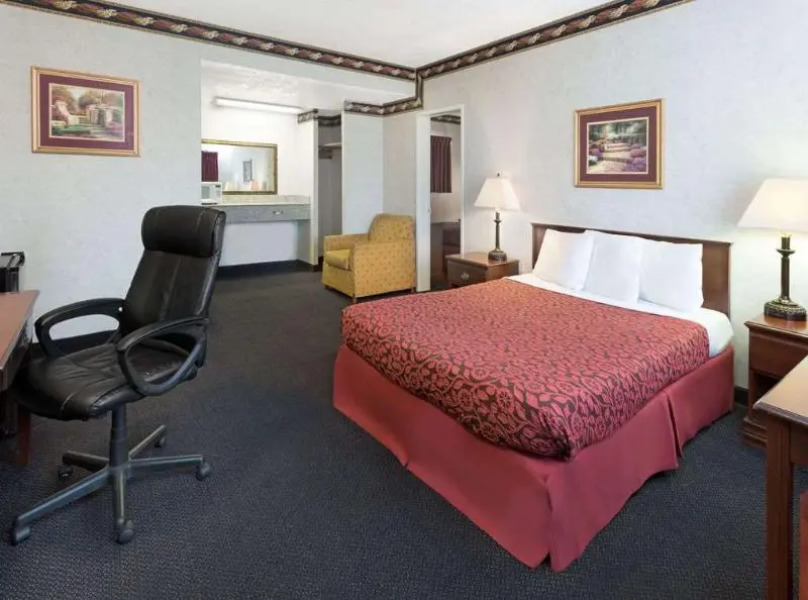 Days Inn By Wyndham Costa Mesa Newport Beach