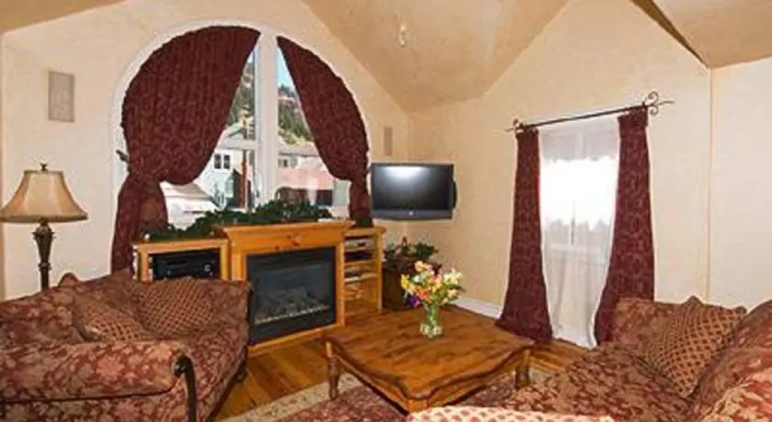 RedAwning Hruza Residence