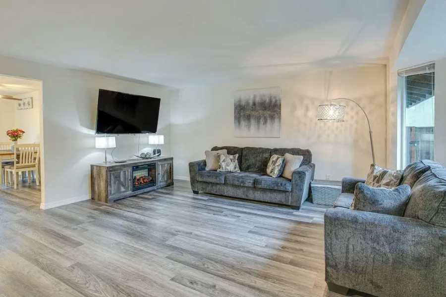 Modern Puyallup Townhome w/ Backyard & Fireplace