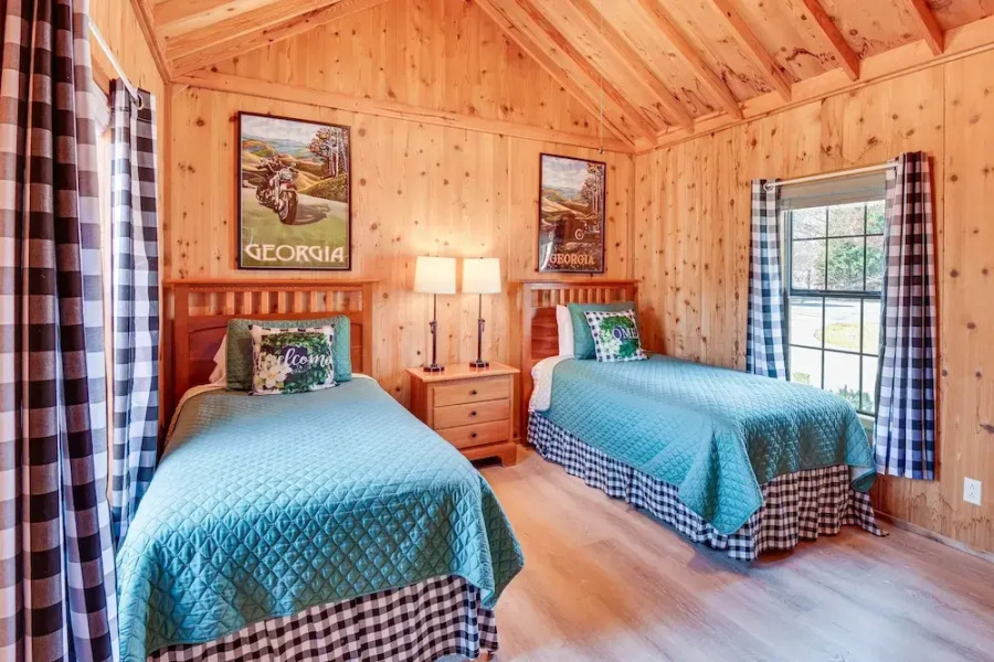 Cozy Dillard Cabin w/ Mountain Views & Pool Access