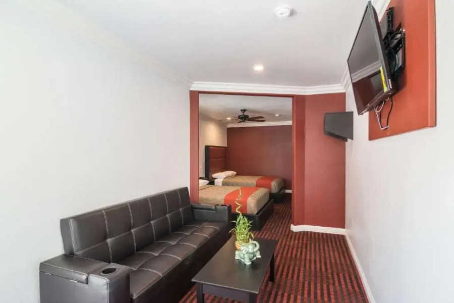 Rodeway Inn & Suites