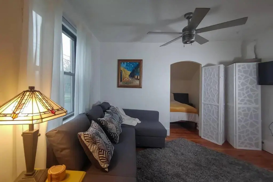 Historic w/deck, king bed & air by Lake Michigan