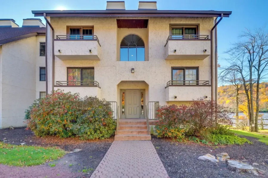 Game Room & Bbq: Waterfront Lake Harmony Condo!