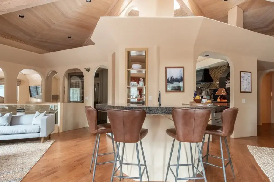 Ponderosa by Avantstay Spacious Cabin w/ Large Deck & Hot Tub 10min to Mtn