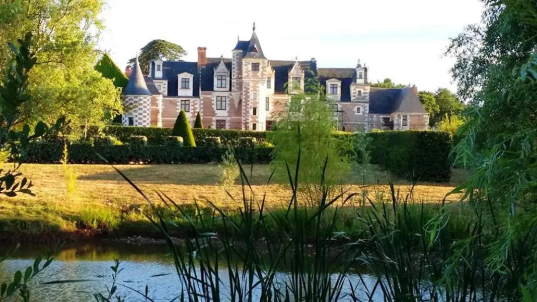 Demeure de 6 chambres avec piscine interieure jacuzzi et jardin clos a Vernou sur Brenne