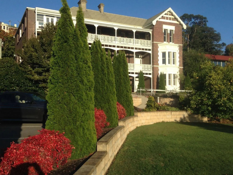 Auldington Hotel