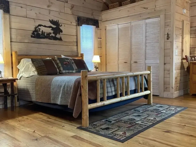 Private and Perfect! - hot tub, king bed, fireplace - dog and motorcycle friendly Studio Cabin by RedAwning