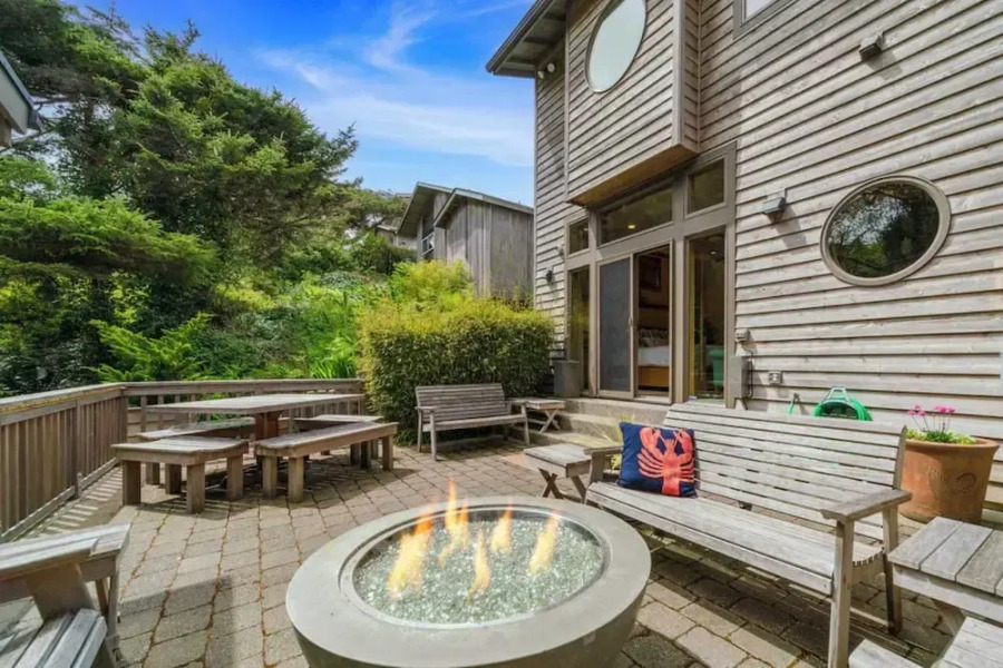 The Castle Rock Estate by Avantstay Steps From Arch Cape Beach w/ Hot Tub & Sauna