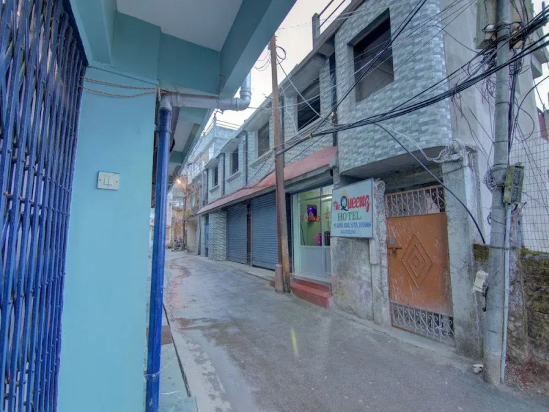 OYO Flagship 13580 The Queenz