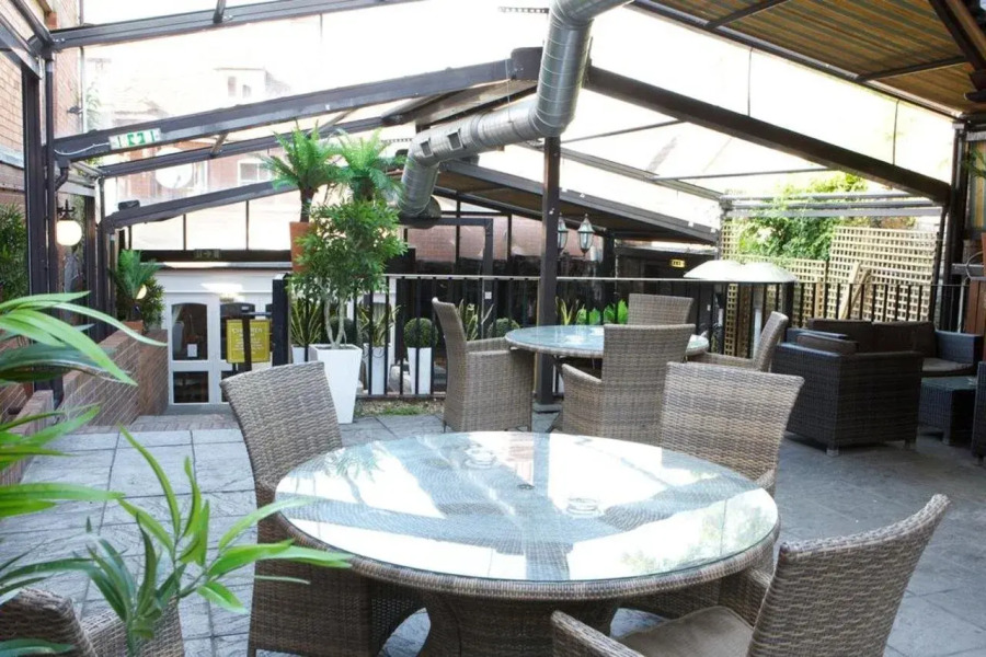 Globe & Crown – RelaxInnz