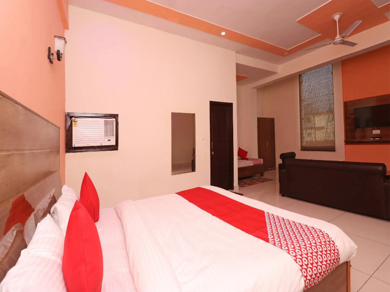 OYO 29006 Hotel Almond Leaf