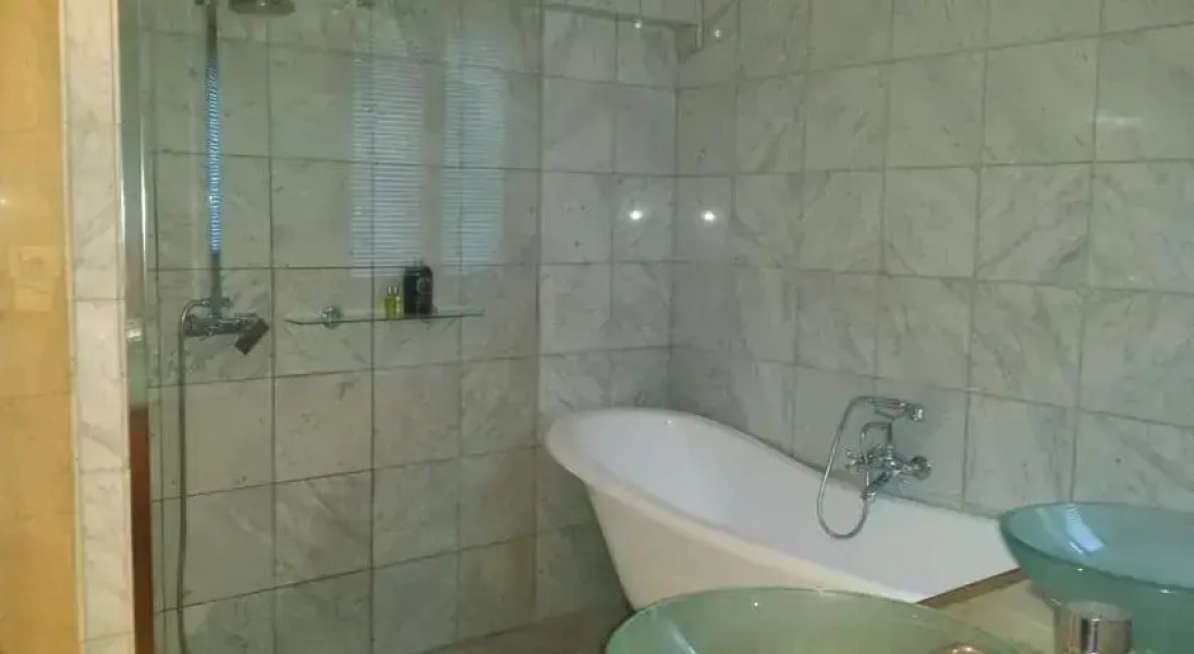 The Lakehouse Apartment