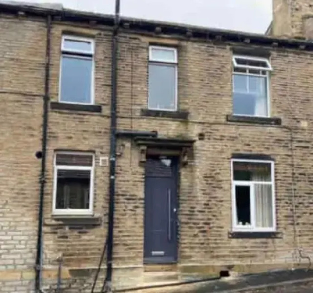 Honeybee Cottage, with a Log Fire & a Hot Tub.