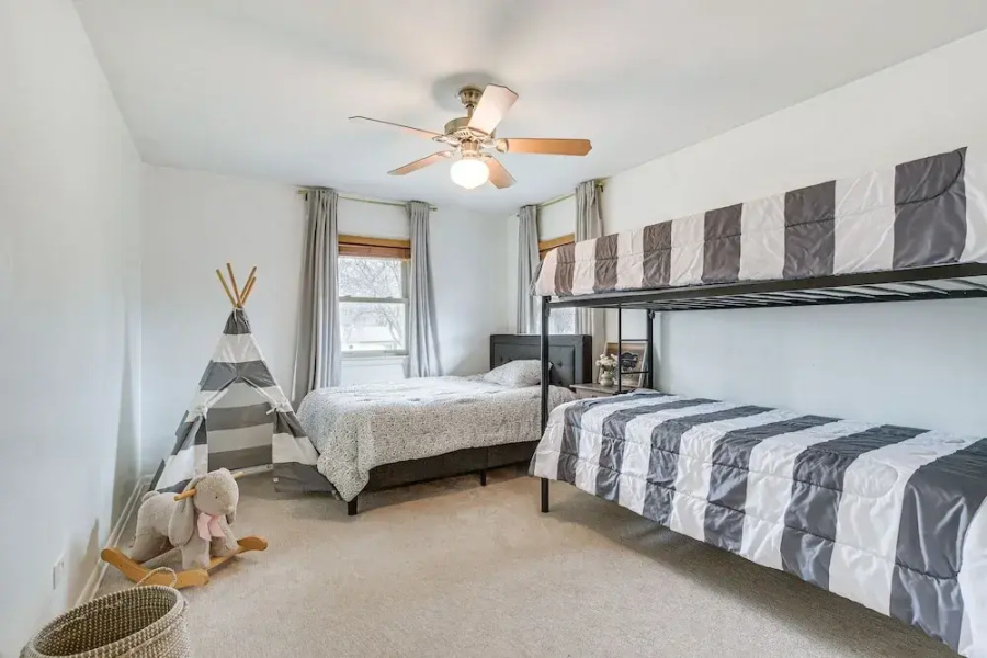 Family-friendly Villa Park Home: 16 Mi to Chicago!, Villa Park