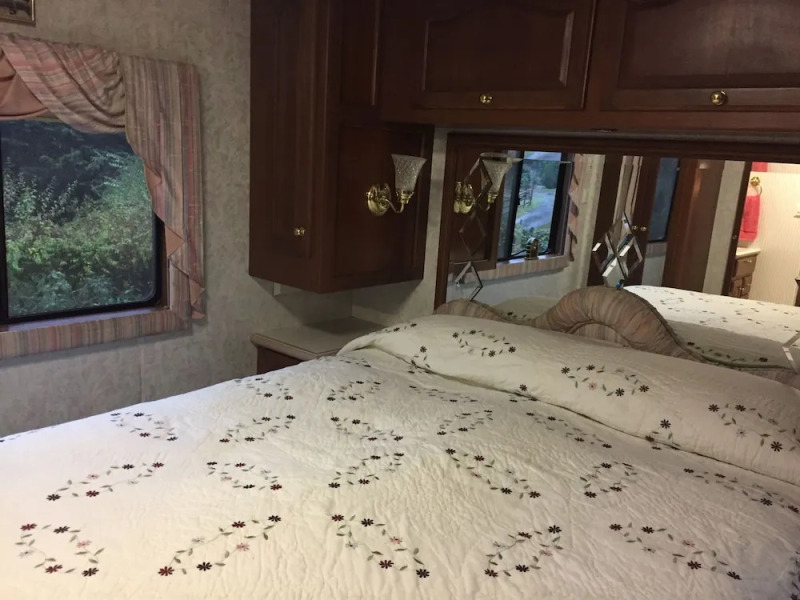 The Great Escape-Shirley with Hot Tub